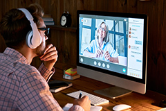 student takes online class